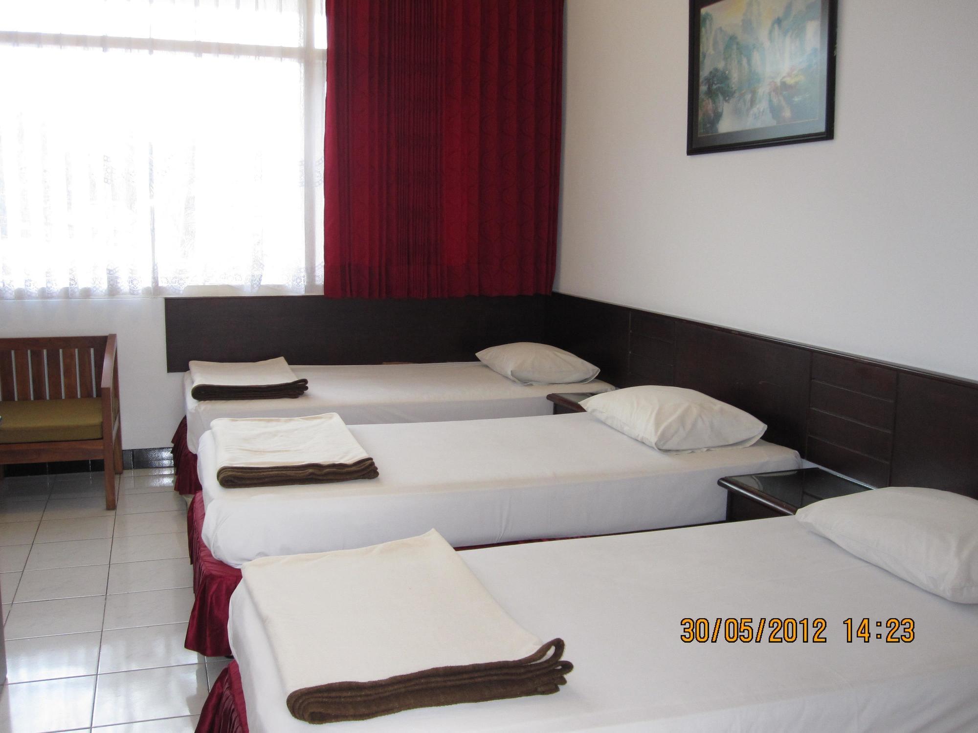 Hotel Santosa Malang Bagian luar foto